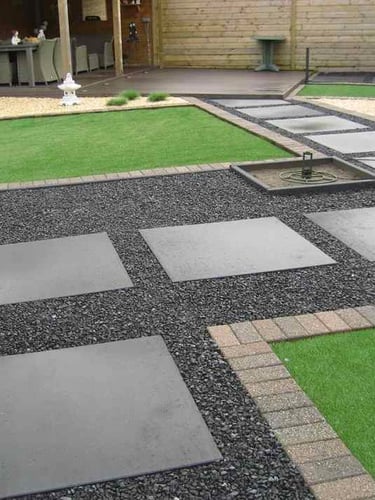 Moderner Ziergarten mit Basaltsplitt
