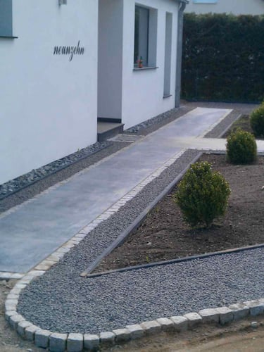 Moderner Ziergarten mit Basaltsplitt
