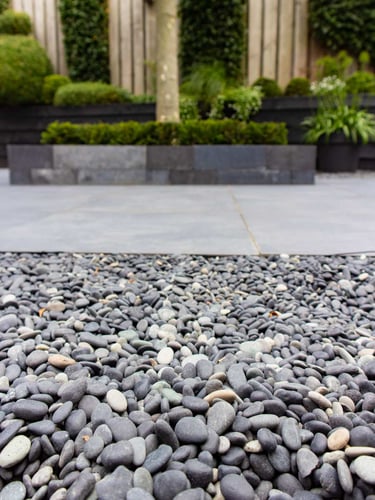 Beach Pebbles Schwarz 8 - 16mm verlegt Garten