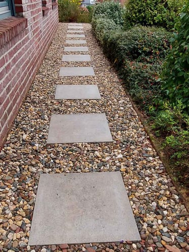 Bunter Kies 16 - 32mm verlegt garten