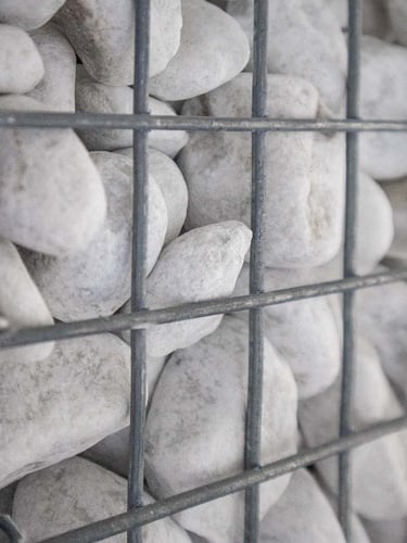 Carrara Kies Gabionensteine 40 - 80mm verlegt im korb