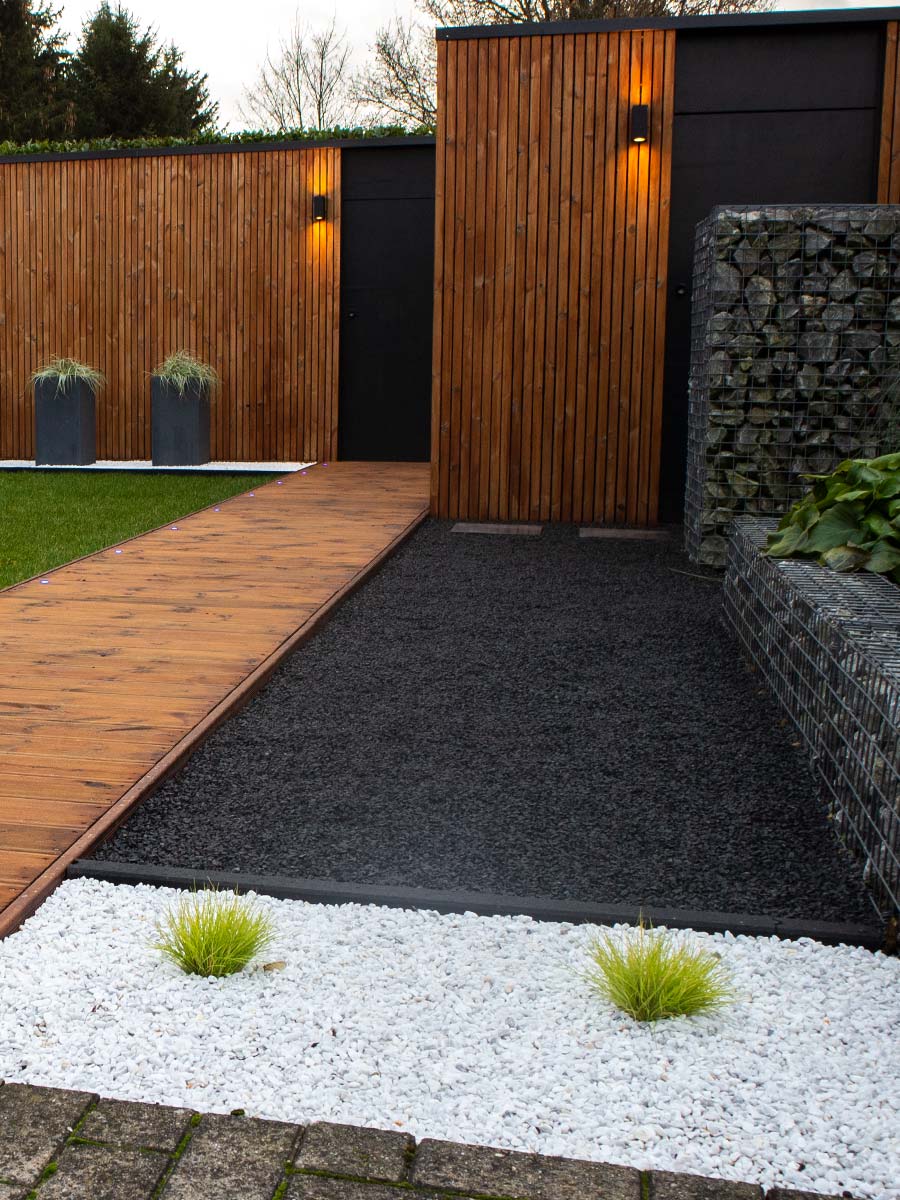 Basalt Splitt 5 - 8mm verlegt mit Marmorsplitt Weiß
