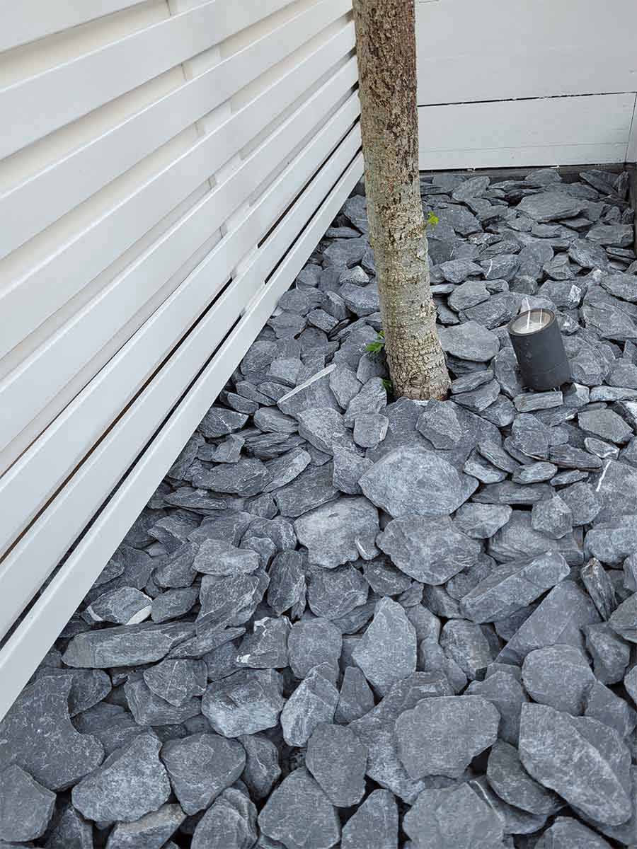 Canadian Slate Bruchsteine schwarz 60 - 180mm (6 - 18cm) verlegt