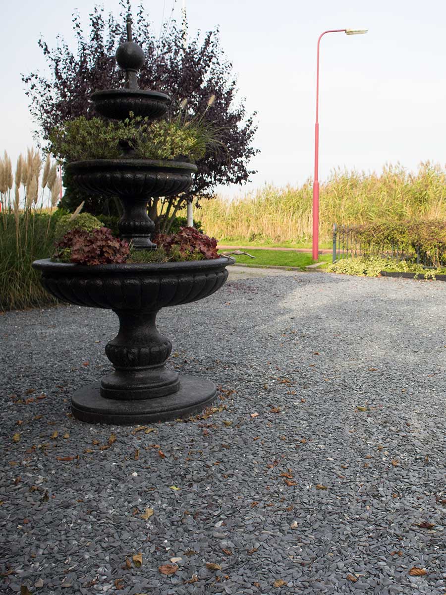 Flat Pebbles Schwarz verlegt 15 - 30mm