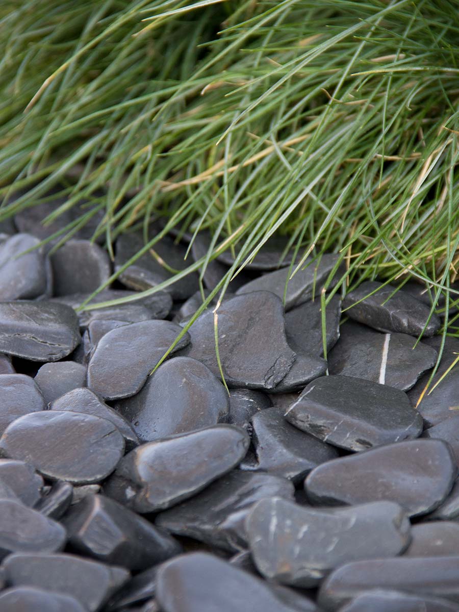 Flat Pebbles Schwarz verlegt 30 - 60mm (naß)