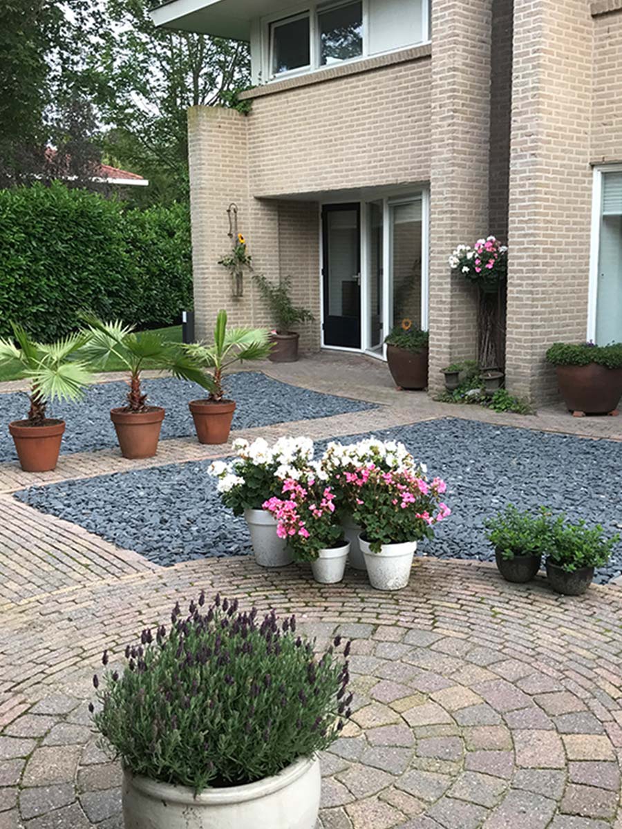 Flat Pebbles Schwarz verlegt 30 - 60mm