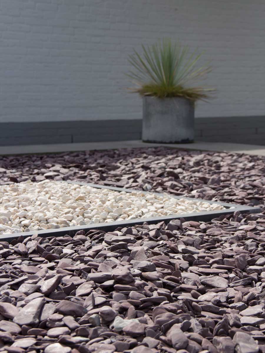 Flat Pebbles 30 - 60 verlegt in Ziergarten