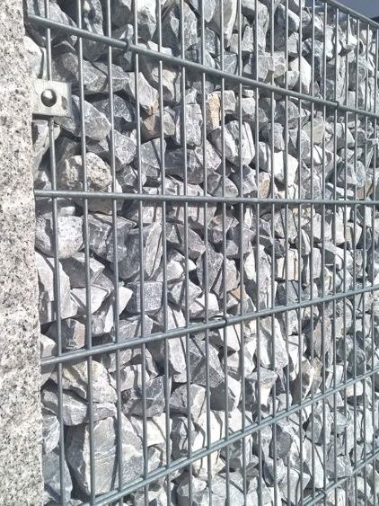 Ice Blue Bruchsteine 60 - 120 in Gabionen