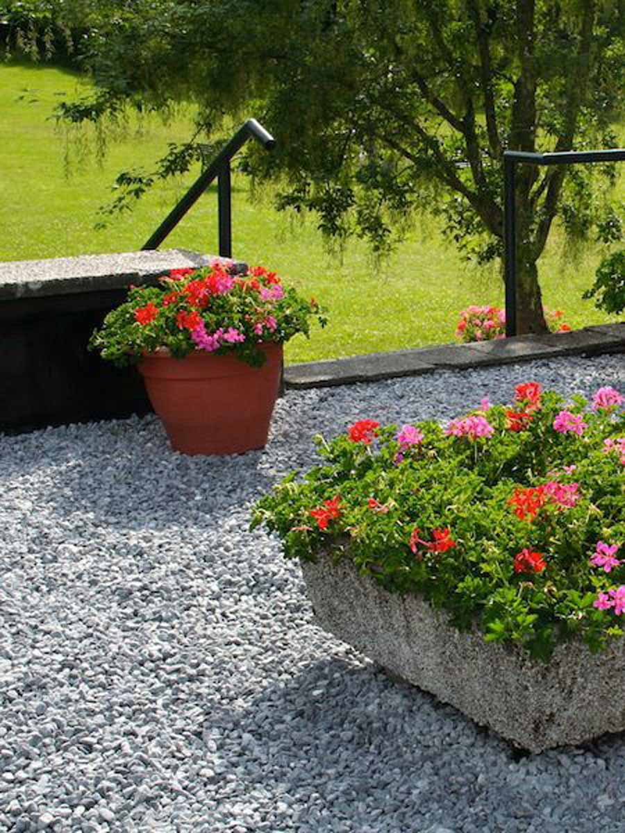 Nordic Grey Kies verlegt Garten