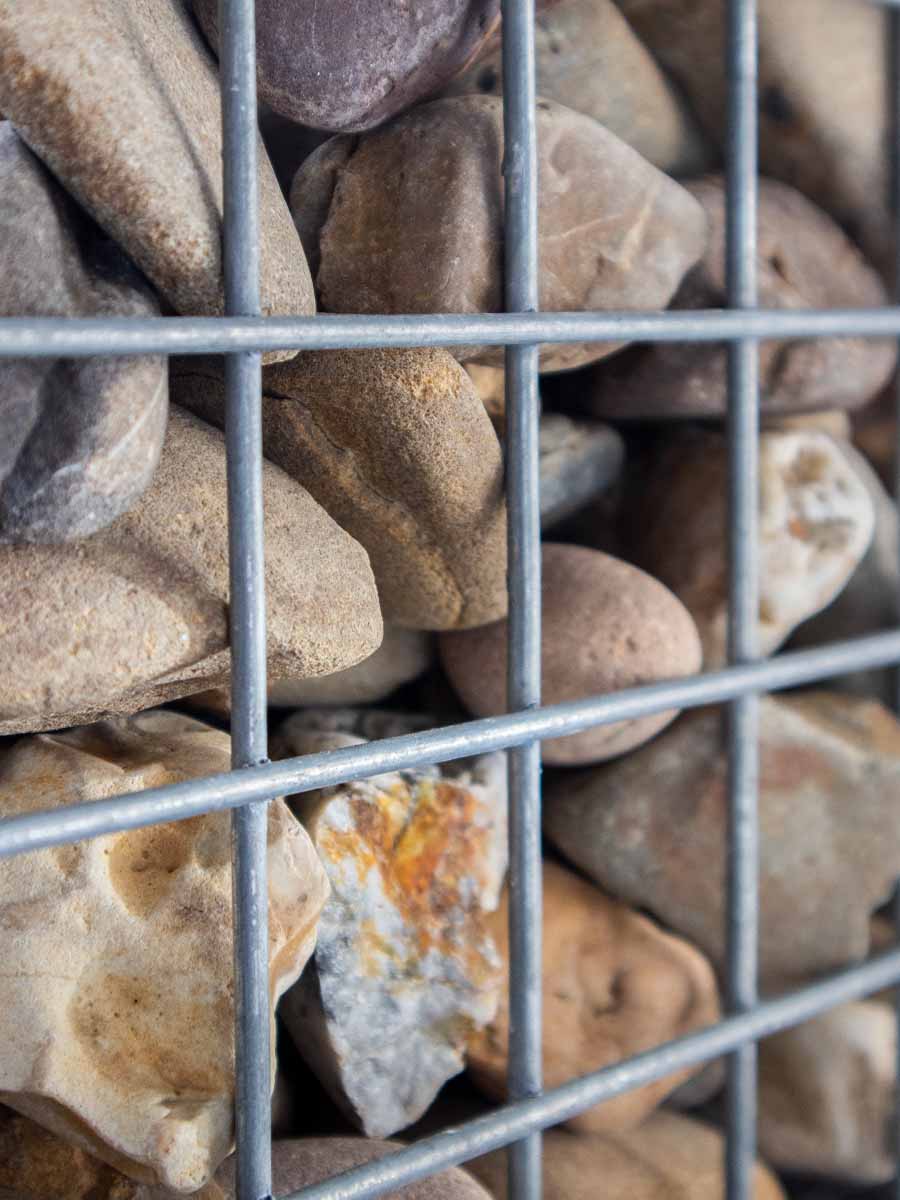 Rheinkies Gabionensteine bunt 30 - 60mm (3 - 6cm) verlegt im korb