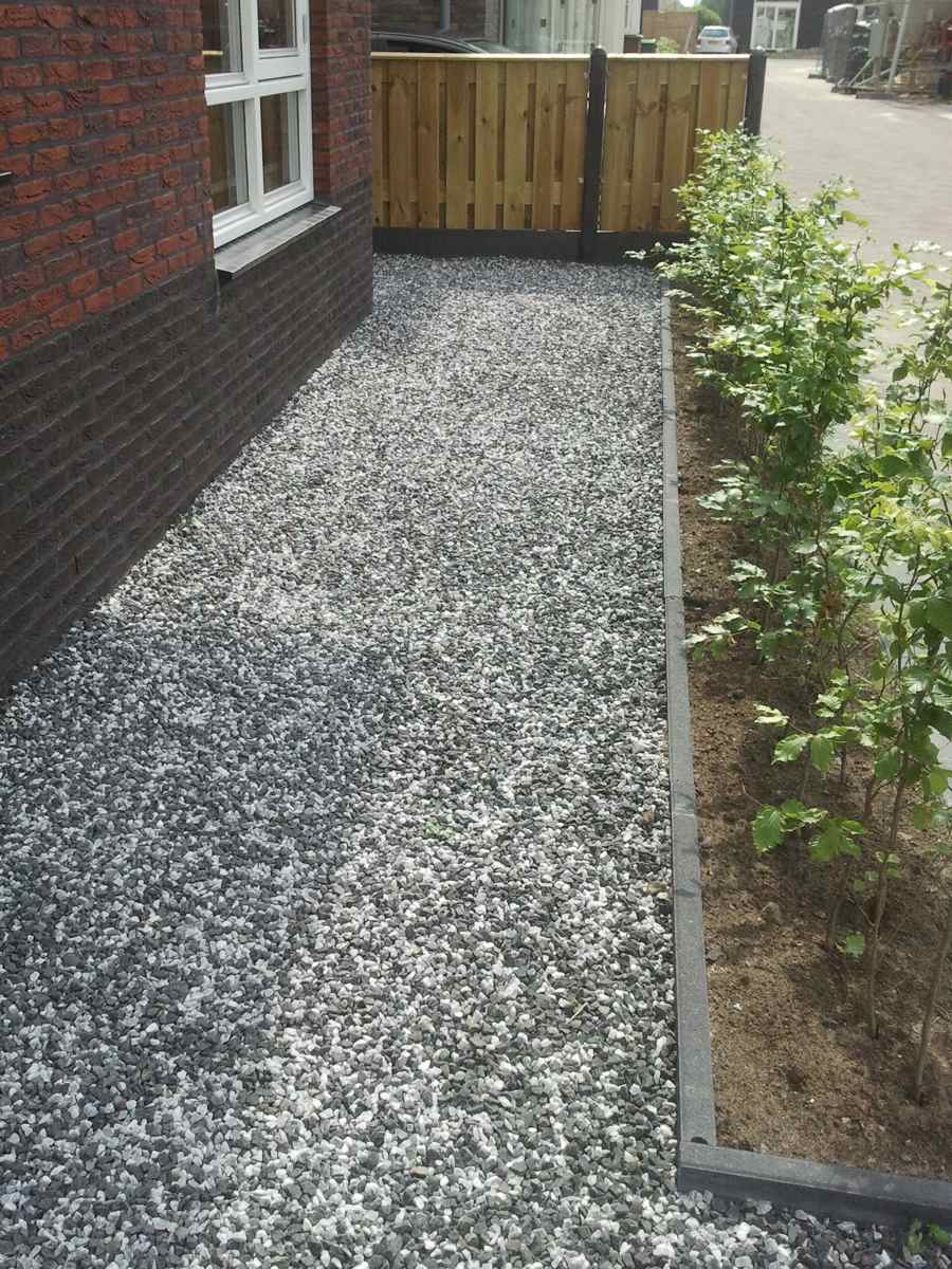 Zebra Splitt verlegt als Gartenweg