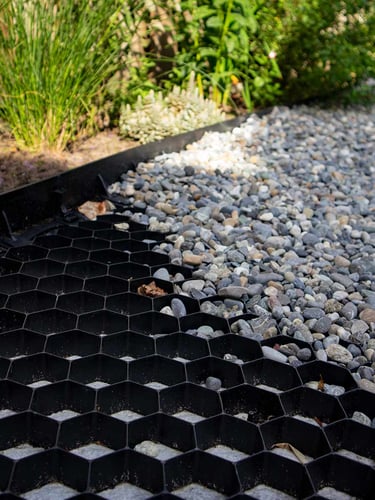 Vier Paletten Kiesgitter EuroGravel PLUS Schwarz (170,2m2)