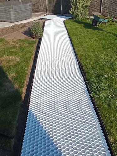 EuroGravel Kiesgitter PLUS weiß mit Unkrautvlies verlegt