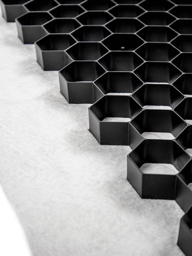 Vier Paletten Kiesgitter EuroGravel PLUS Schwarz (170,2m2)