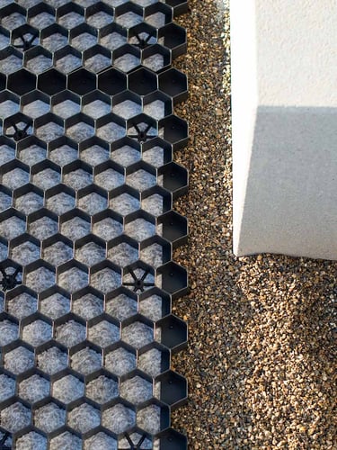 Vier Paletten Kiesgitter EuroGravel PLUS Schwarz (170,2m2)