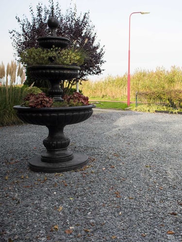 Flat Pebbles Schwarz verlegt 15 - 30mm