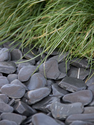 Flat Pebbles Schwarz 30 - 60mm verlegt
