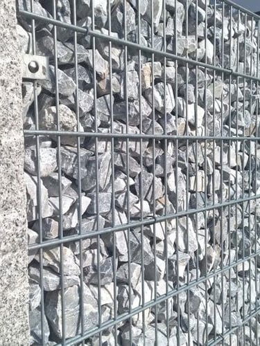 Ice Blue Bruchsteine 60 - 120 in Gabionen