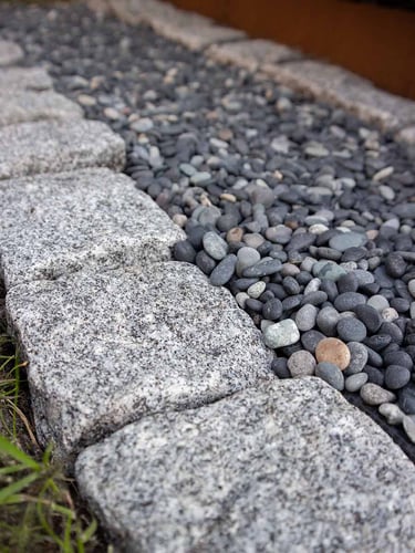 Kopfsteinpflaster hellgrau in Kombination mit Beach Pebbles Schwarz 5 - 8mm