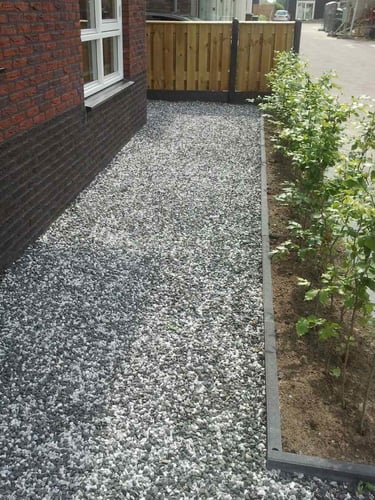 Zebra Splitt verlegt als Gartenweg
