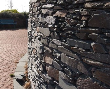 Eine Trockenmauer bauen aus Bruchsteinen oder Gabionensteinen